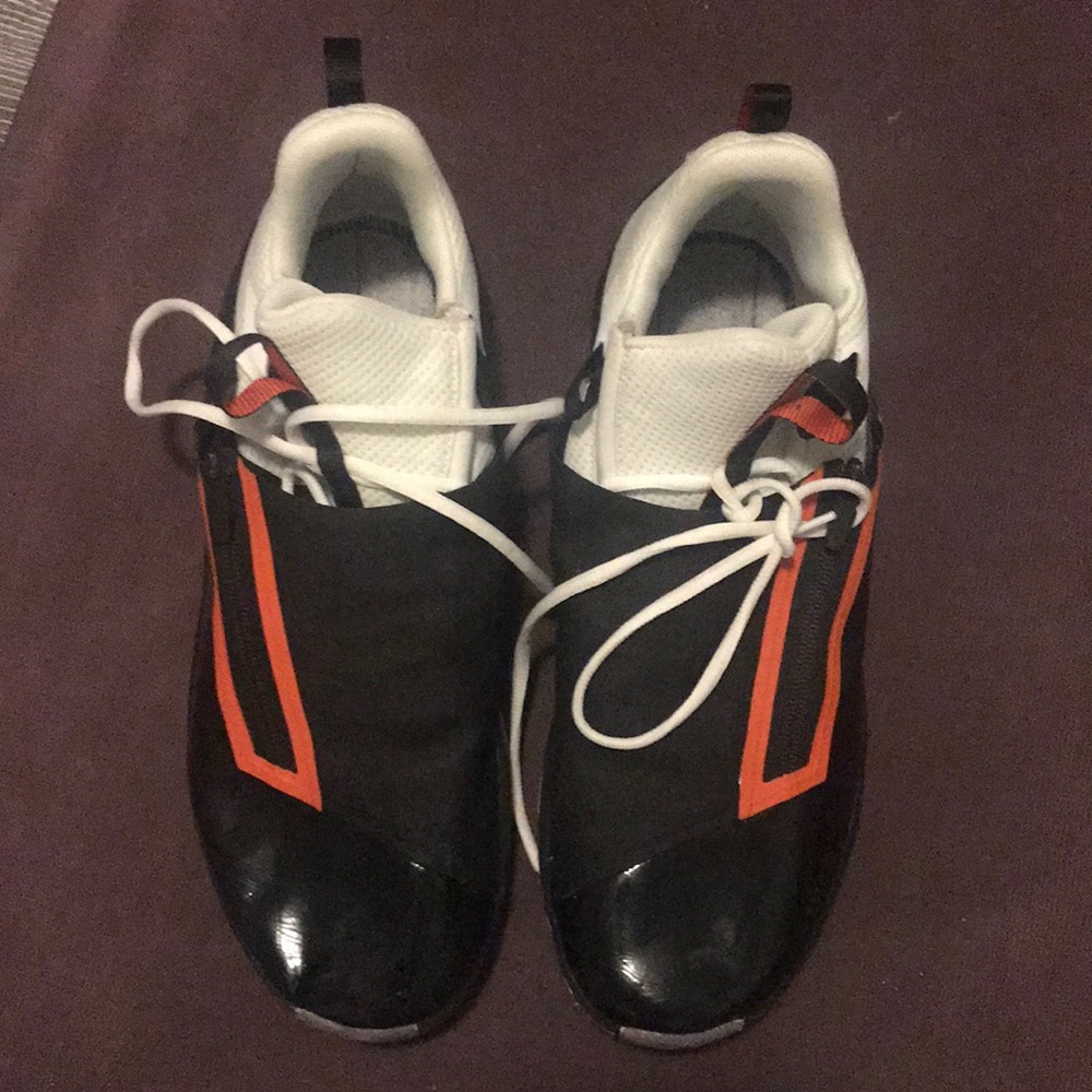 Man tennis shoes